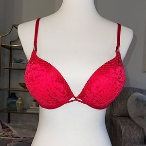 Victoria’s Secret 34C bombshell push-up red lace bra